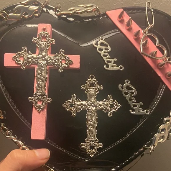 Heart-Shaped Black and Pink Y2K Crossbody Bag - Picture 2 of 4